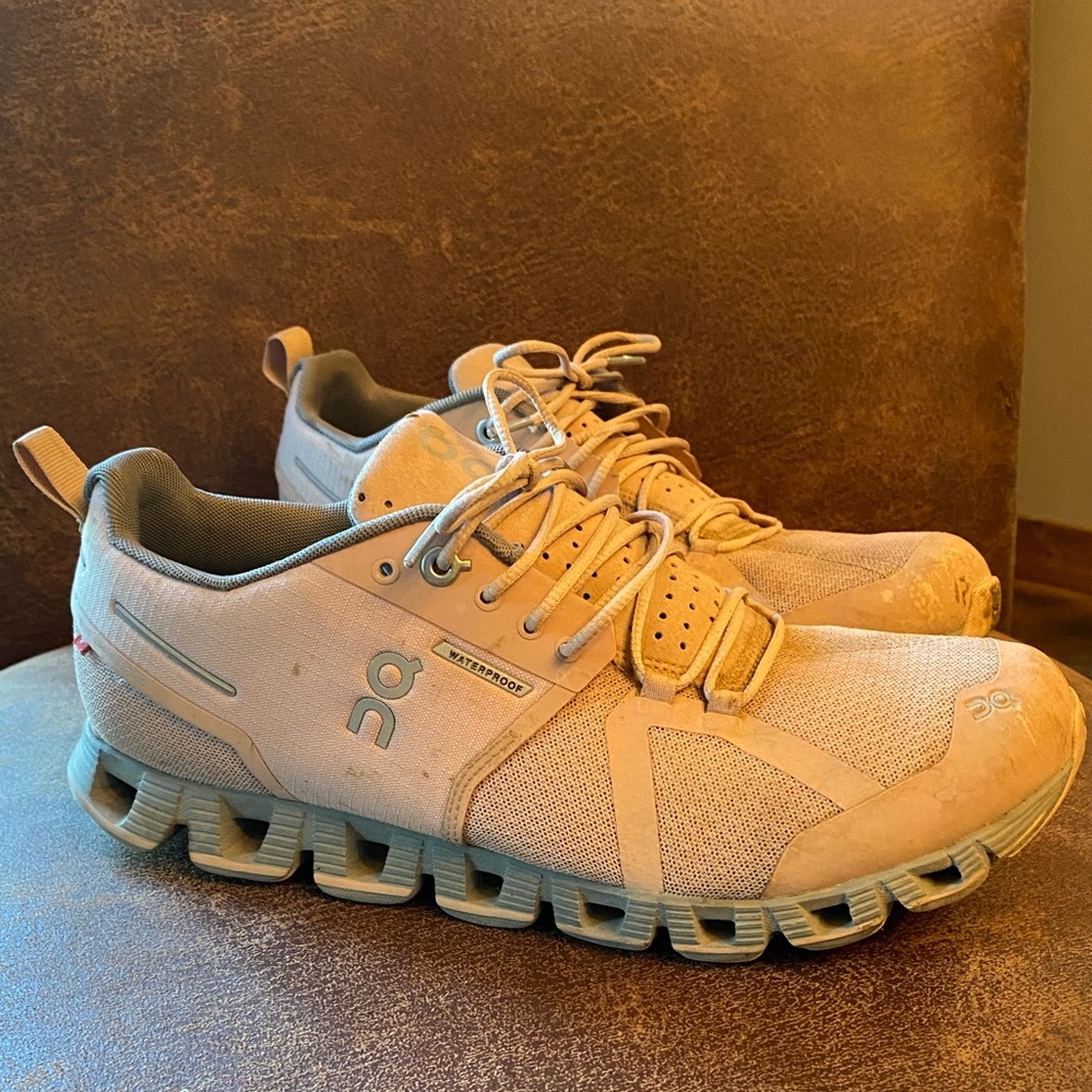 On Cloud Rose waterproof womens running shoes size 9